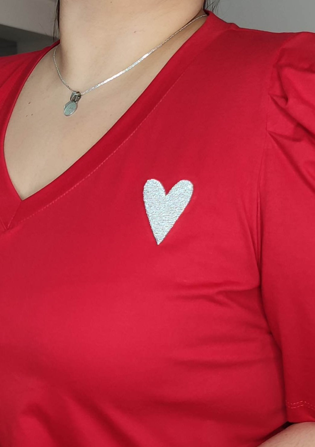 Camiseta básica roja bordado corazón plus size. - Áttika Klozet