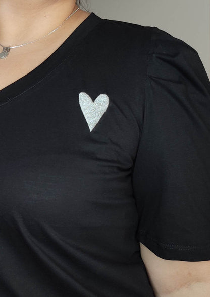 Camiseta básica negra bordado corazón plus size. - Áttika Klozet