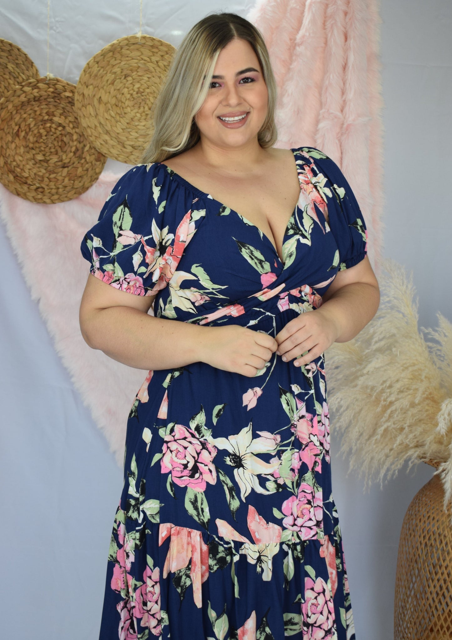 Vestido escote corazón flores azul oscuro plus size - Áttika Klozet
