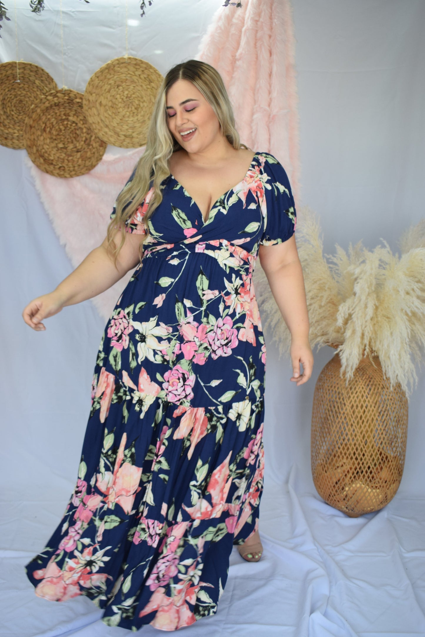 Vestido escote corazón flores azul oscuro plus size - Áttika Klozet