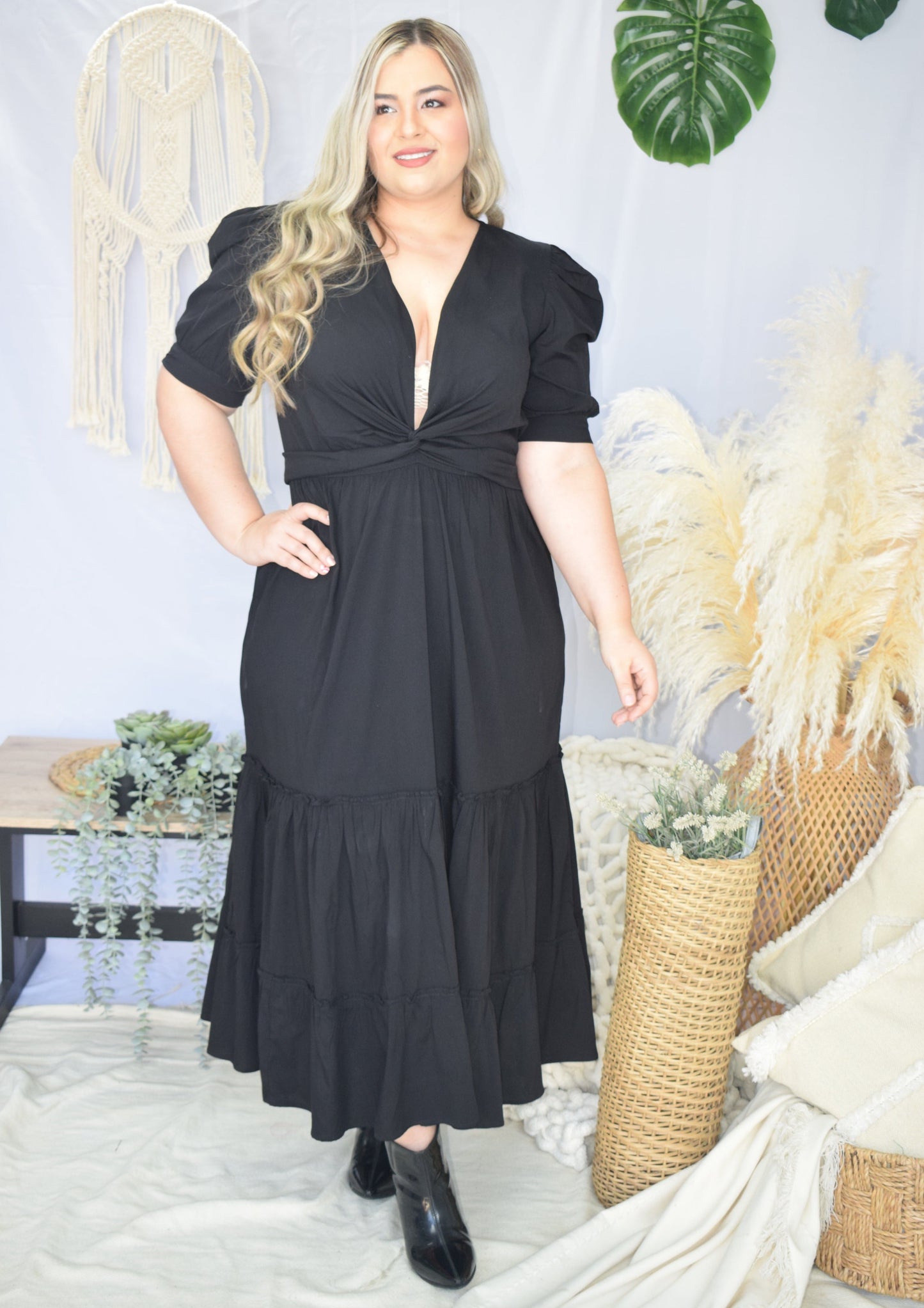 Vestido largo escotado negro plus size - Áttika Klozet