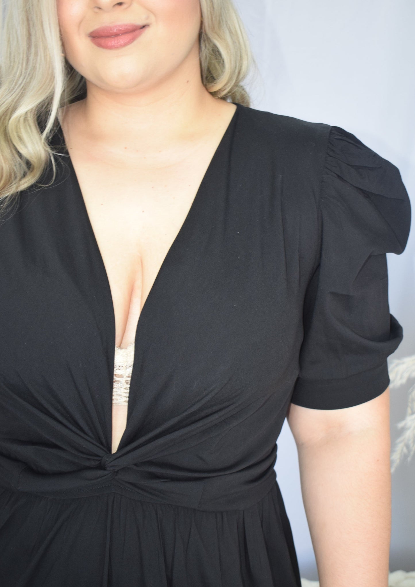 Vestido largo escotado negro plus size - Áttika Klozet