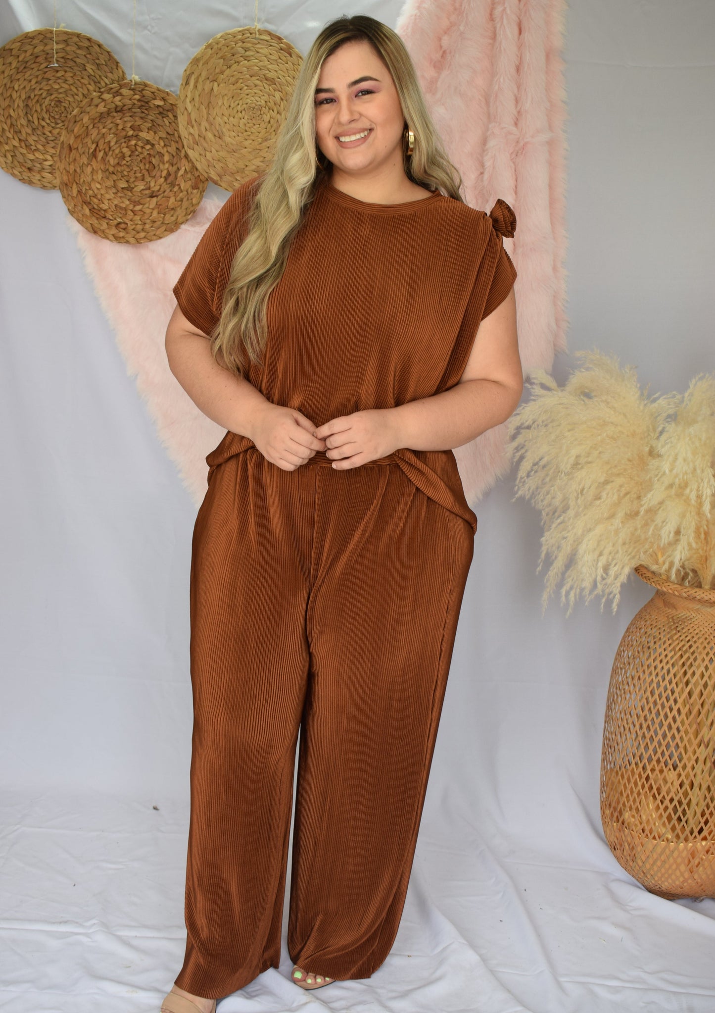 Set camiseta y pantalón trillado tabaco plus size - Áttika Klozet