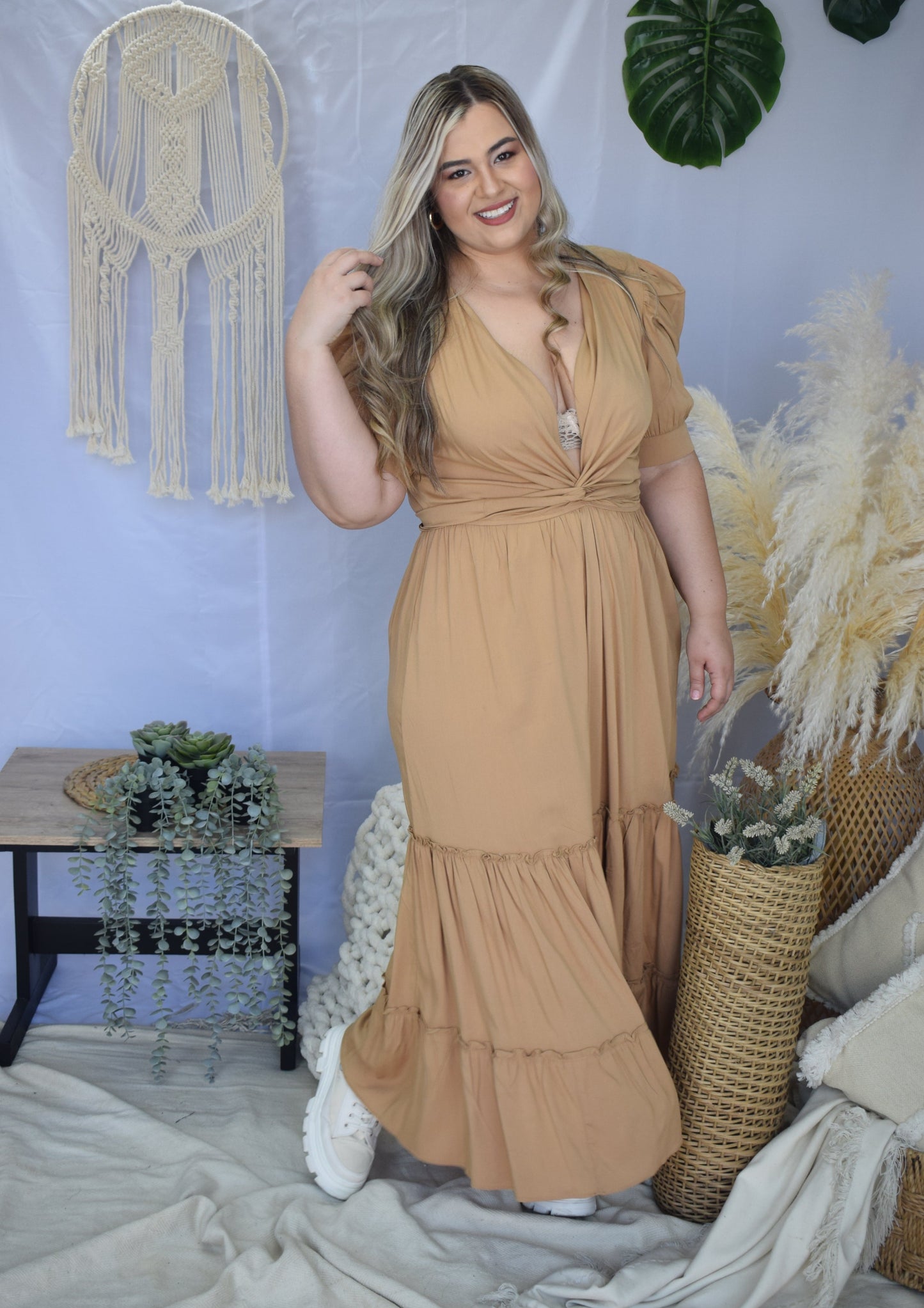 Vestido largo escotado croissant plus size - Áttika Klozet