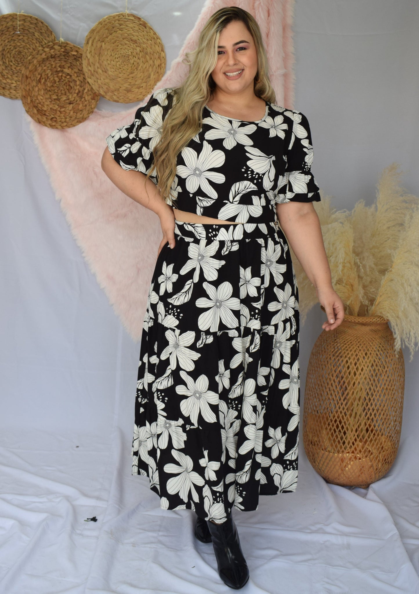 Set falda y crop flores negro plus size - Áttika Klozet