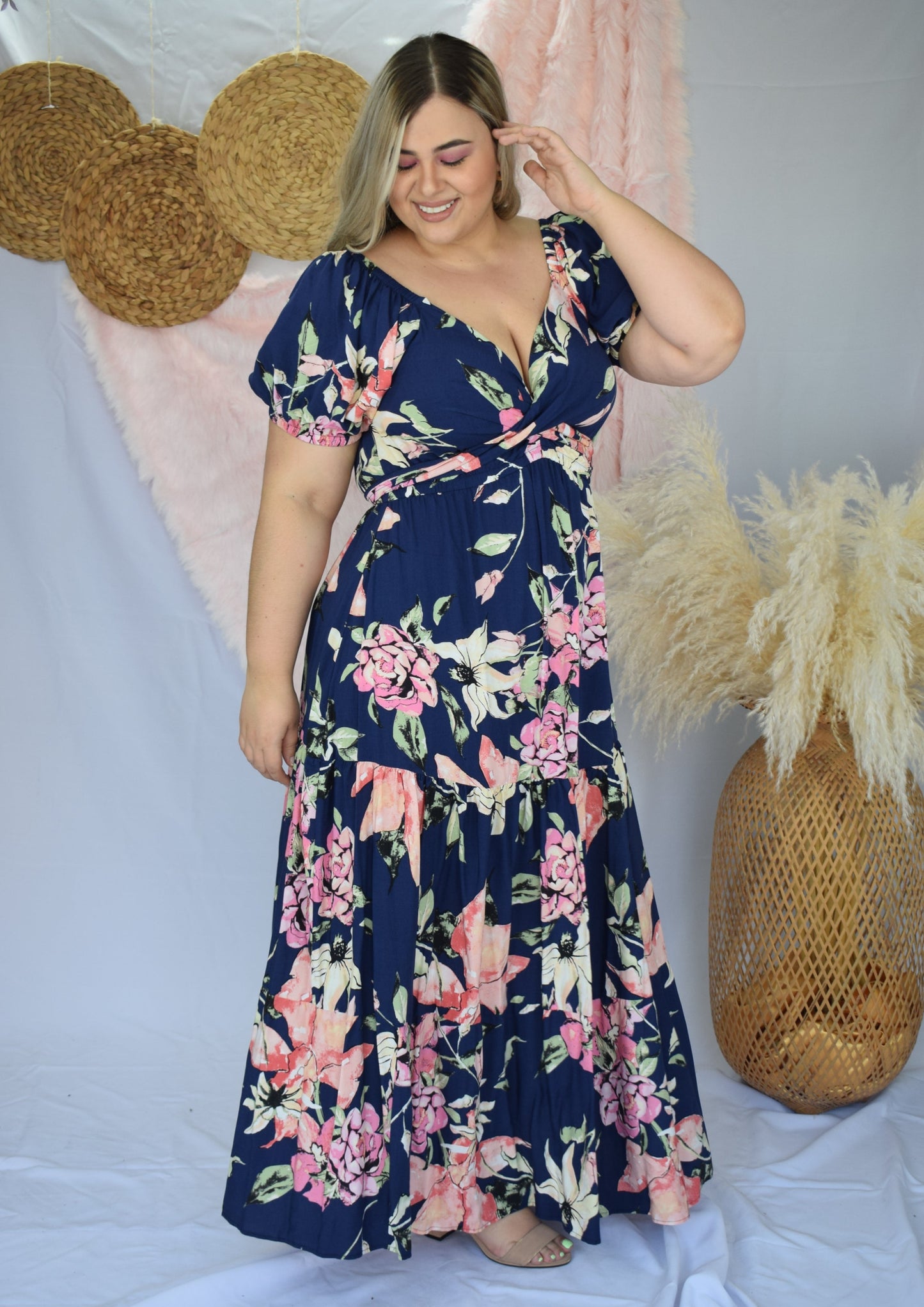 Vestido escote corazón flores azul oscuro plus size - Áttika Klozet