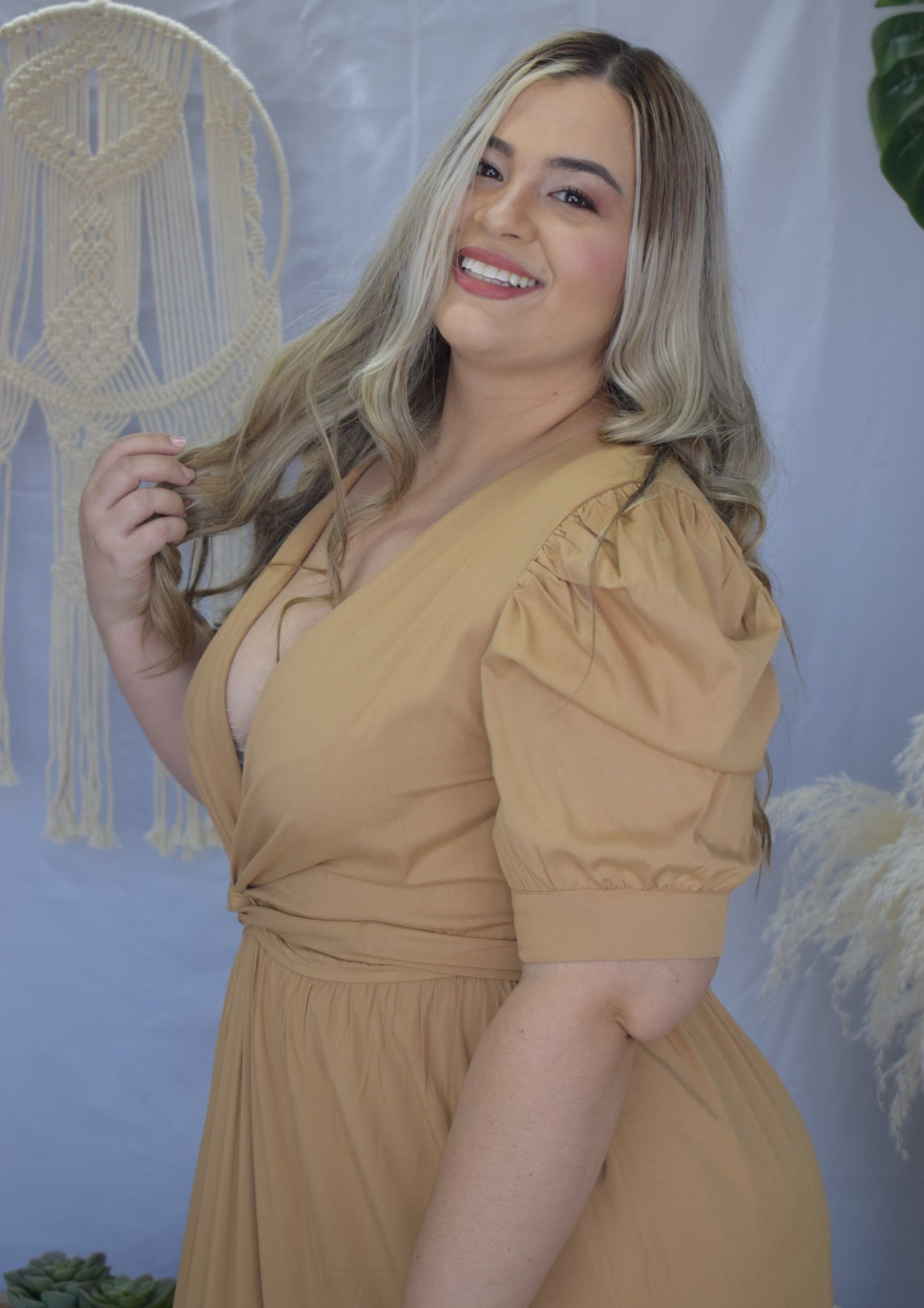 Vestido largo escotado croissant plus size - Áttika Klozet