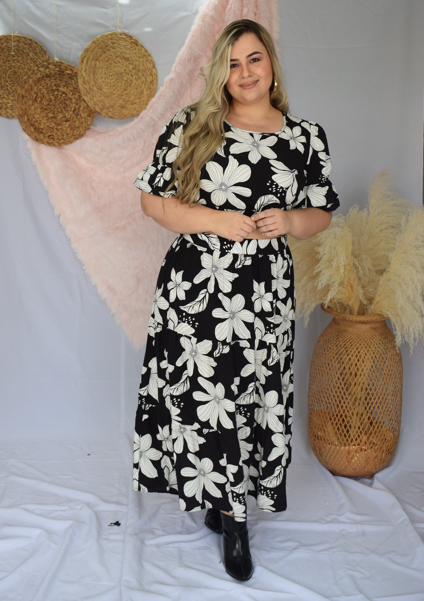 Set falda y crop flores negro plus size - Áttika Klozet