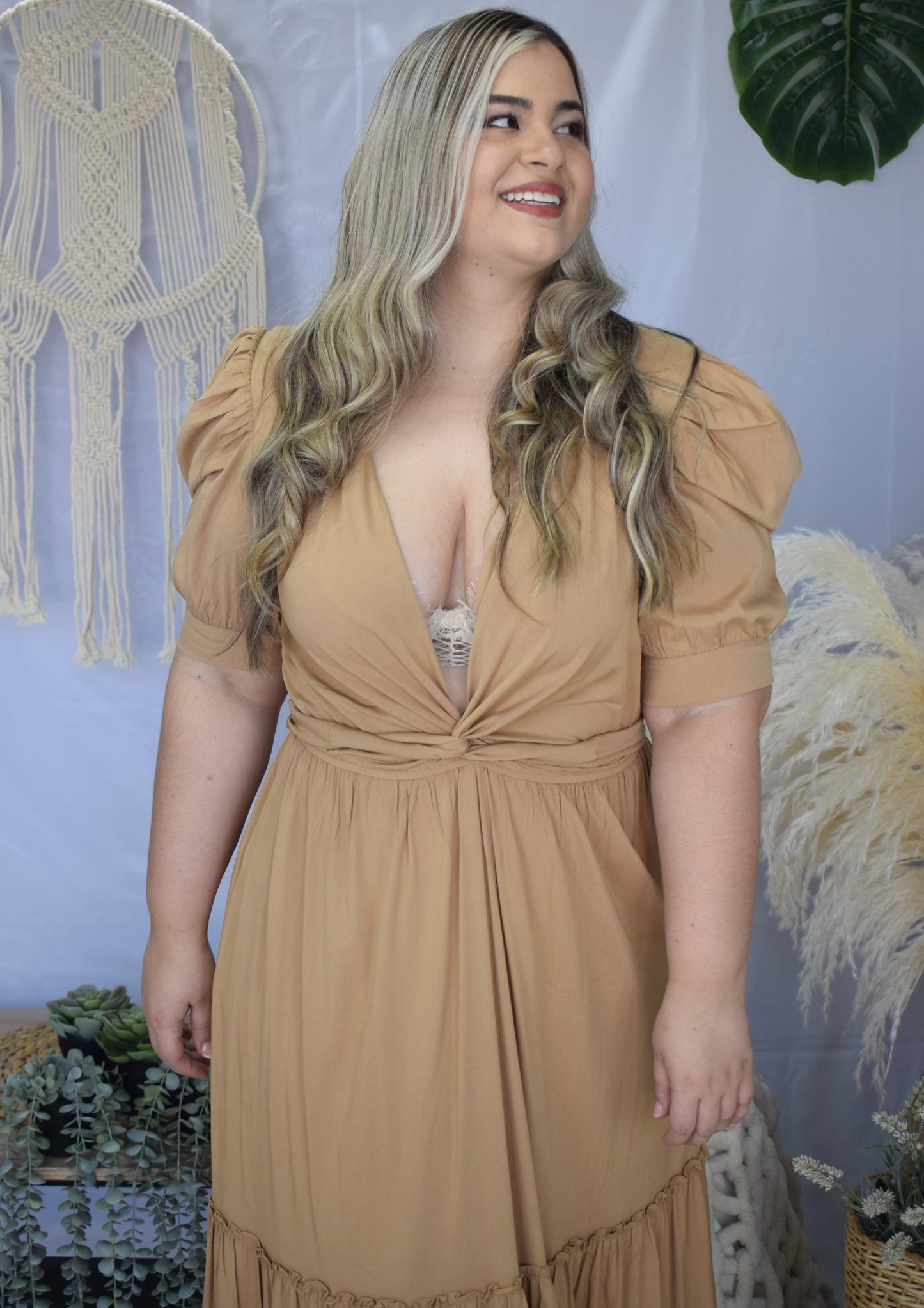 Vestido largo escotado croissant plus size - Áttika Klozet