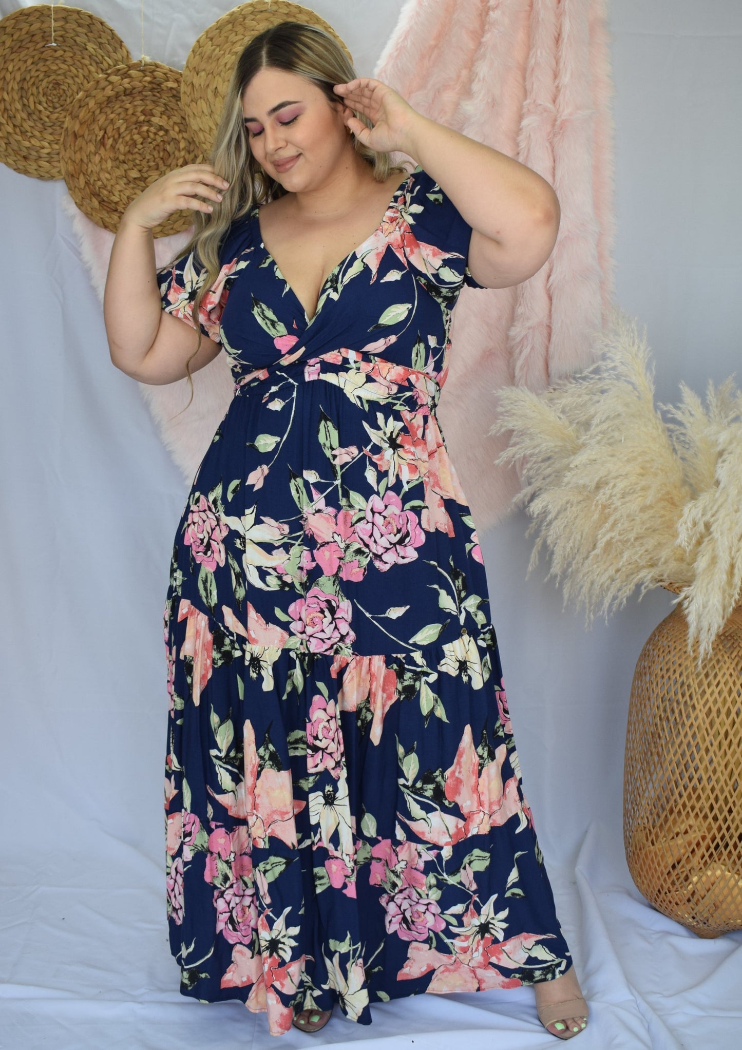 Vestido escote corazón flores azul oscuro plus size - Áttika Klozet