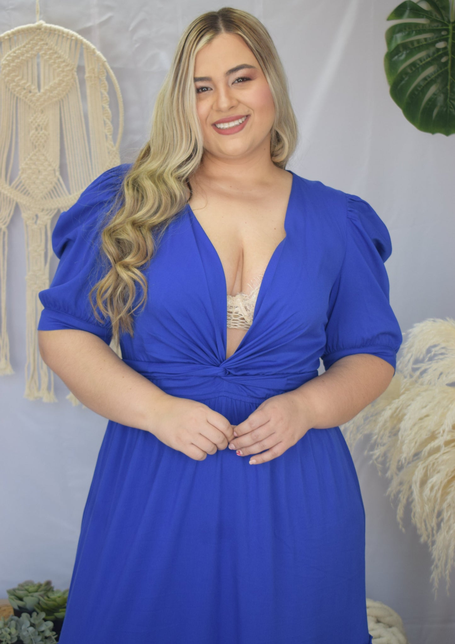 Vestido largo escotado azul rey plus size - Áttika Klozet