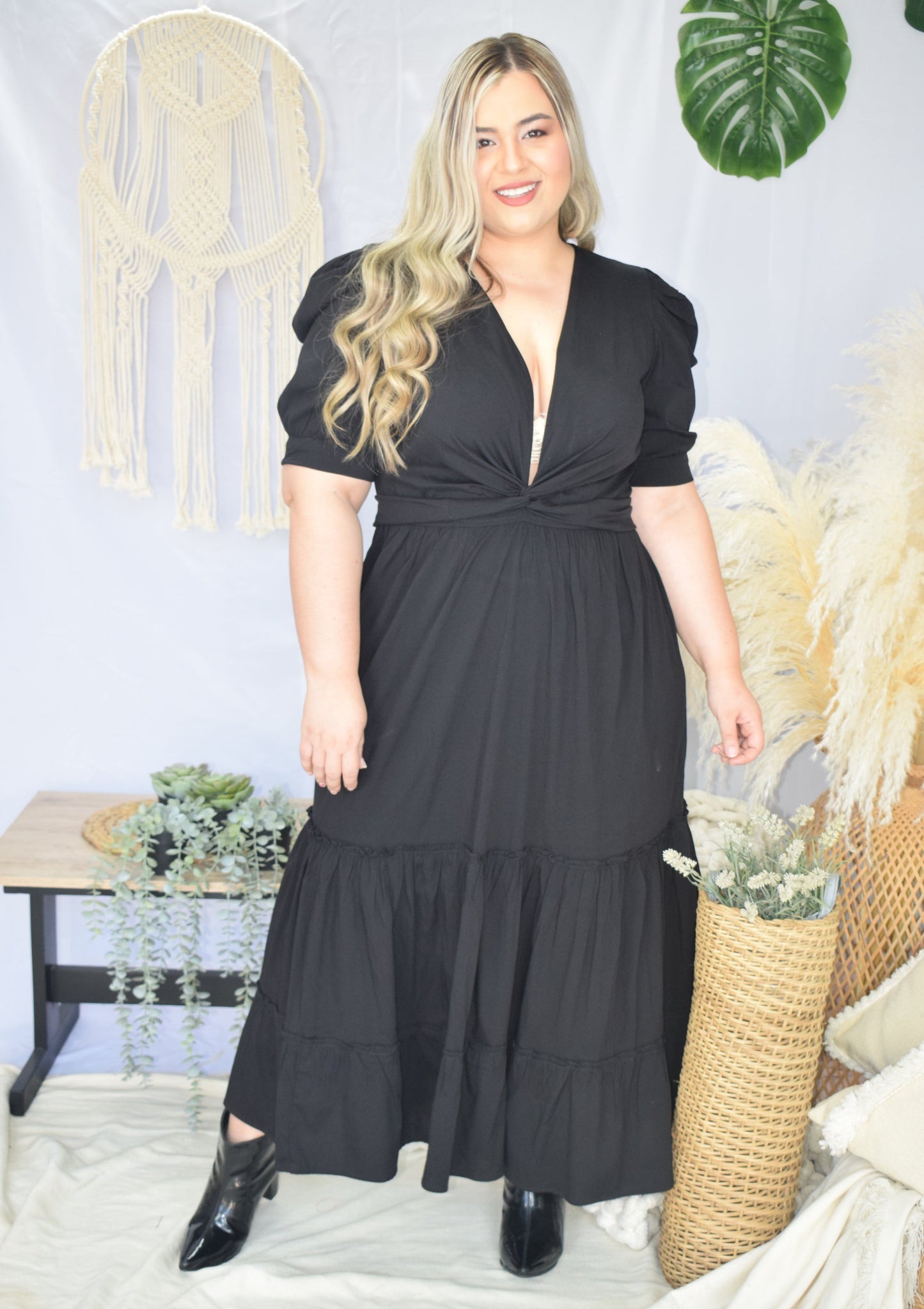 Vestido largo escotado negro plus size - Áttika Klozet