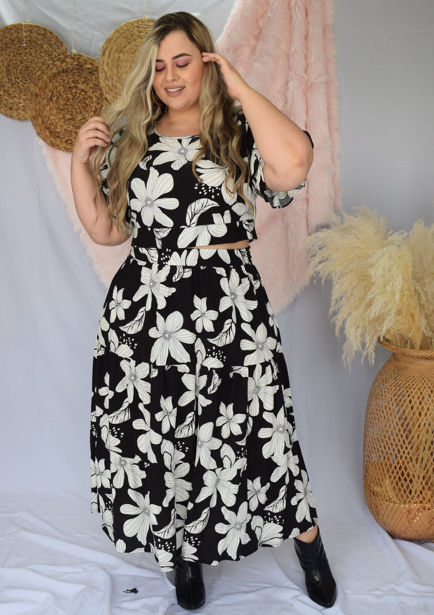 Set falda y crop flores negro plus size - Áttika Klozet