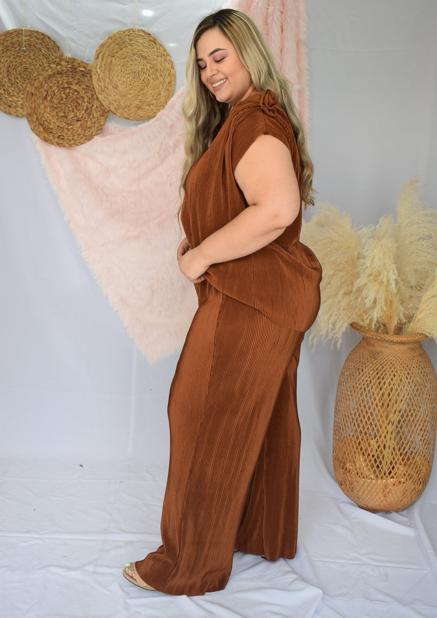 Set camiseta y pantalón trillado tabaco plus size - Áttika Klozet