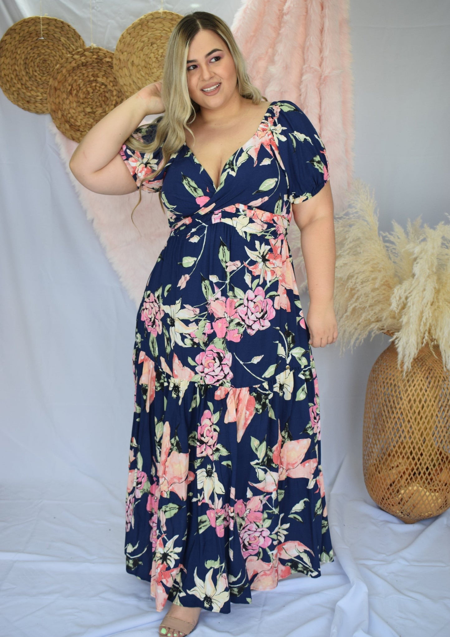 Vestido escote corazón flores azul oscuro plus size - Áttika Klozet