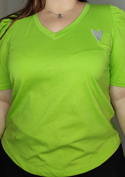 Camiseta básica verde limón bordado corazón plus size. - Áttika Klozet