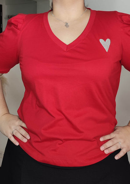 Camiseta básica roja bordado corazón plus size. - Áttika Klozet