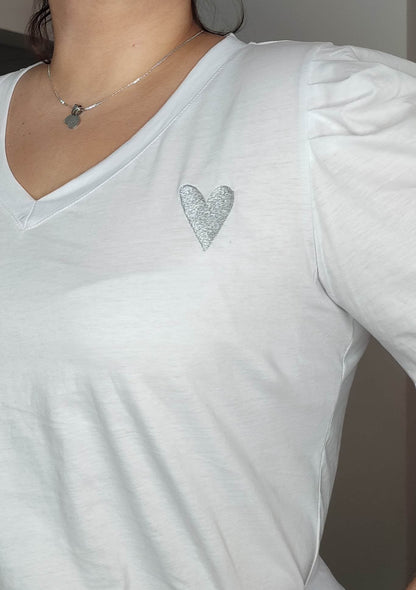 Camiseta básica blanca bordado corazón plus size. - Áttika Klozet