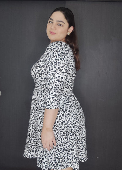Vestido peach corto blanco miniprint negro plus size