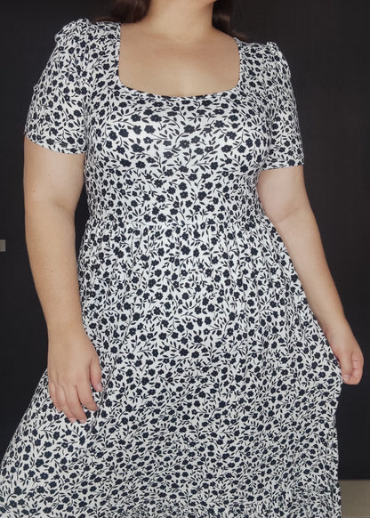 Vestido peach largo blanco miniprint negro plus size