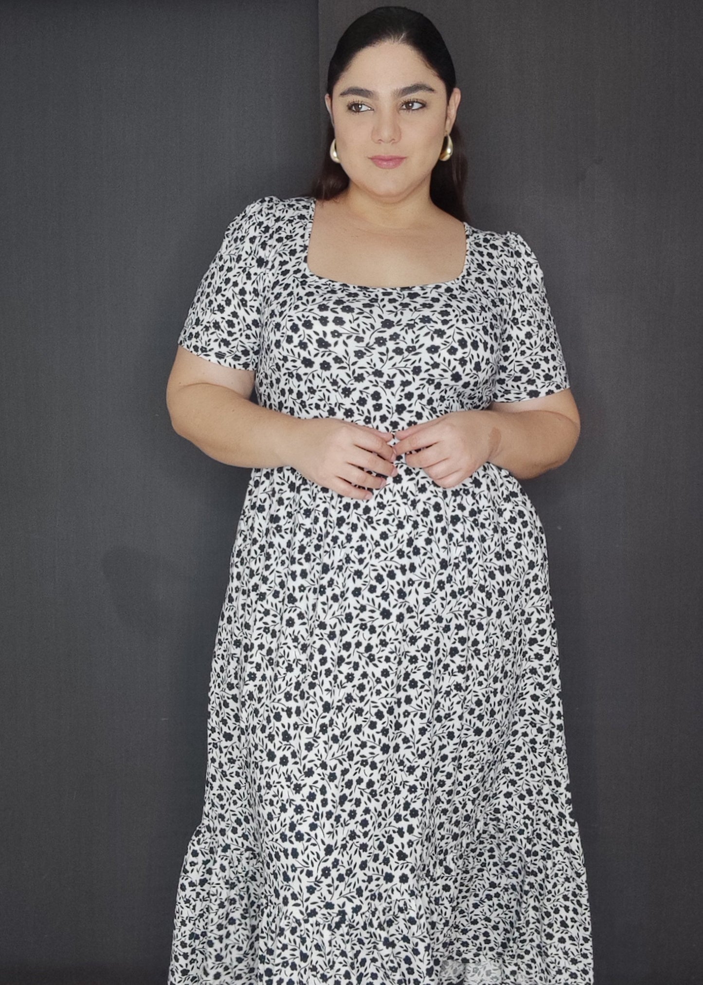 Vestido peach largo blanco miniprint negro plus size