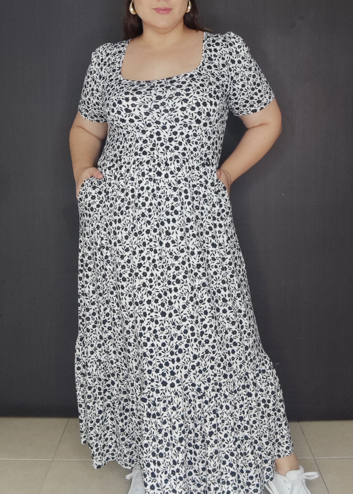 Vestido peach largo blanco miniprint negro plus size