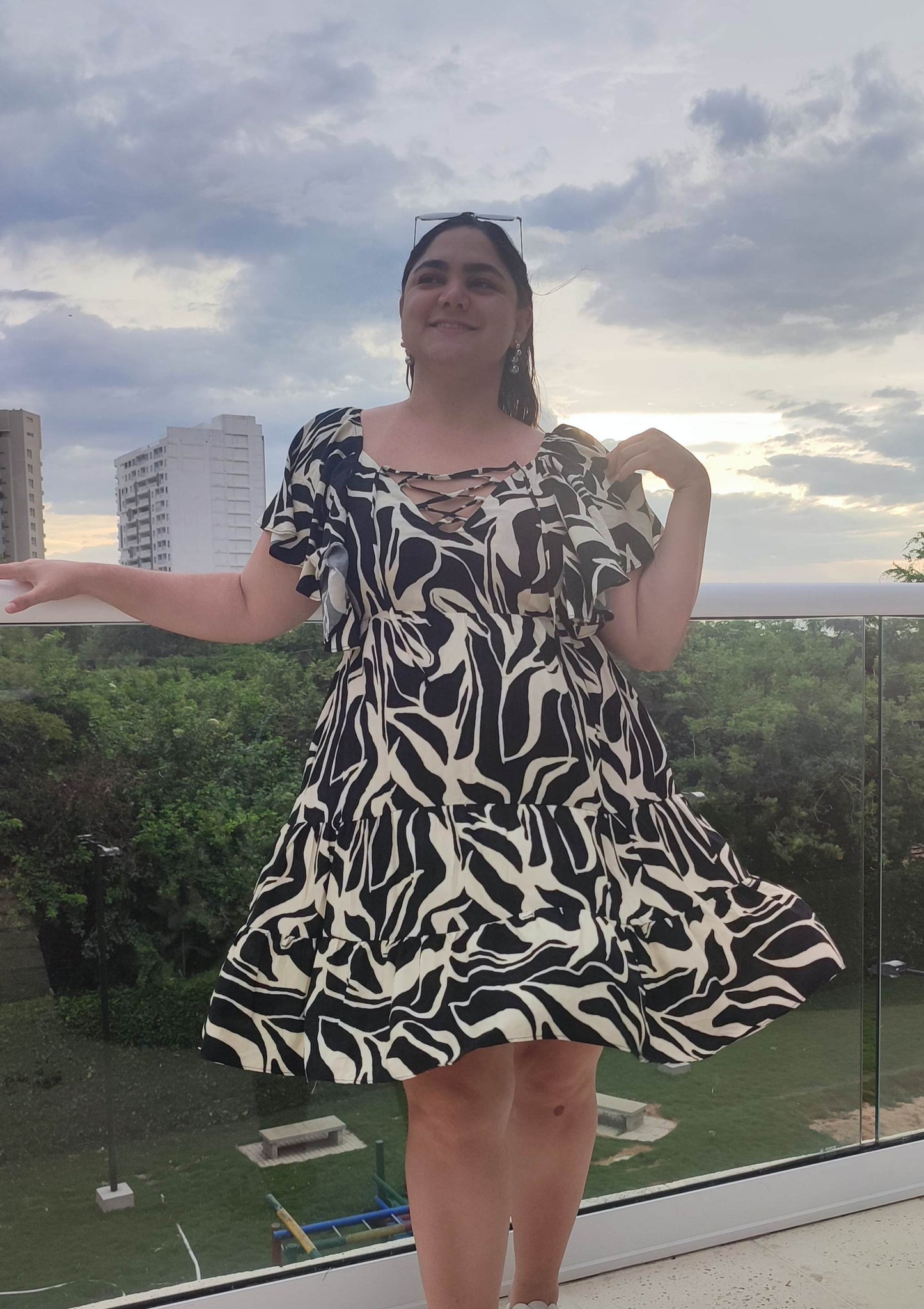 Vestido corto volantes negro plus size - Áttika Klozet