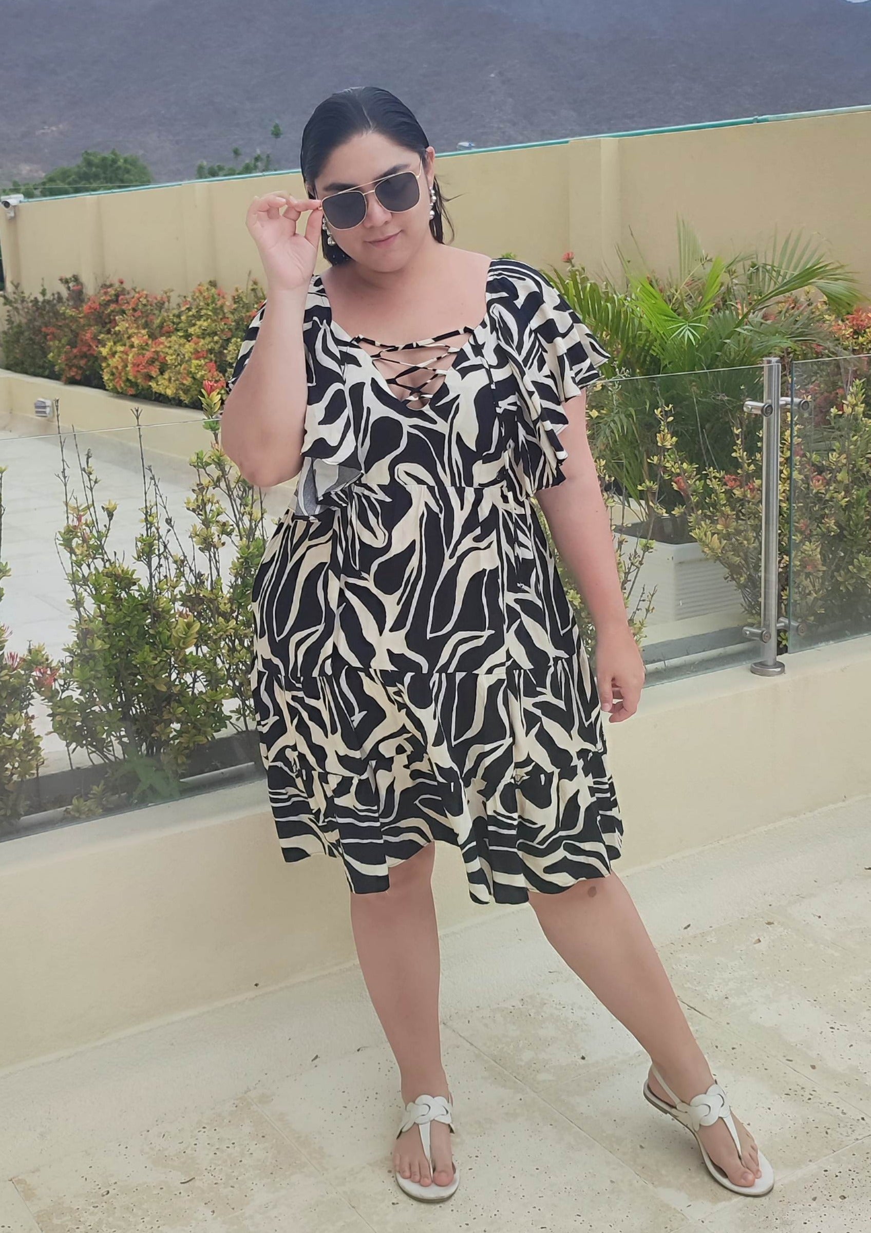 Vestido corto volantes negro plus size - Áttika Klozet