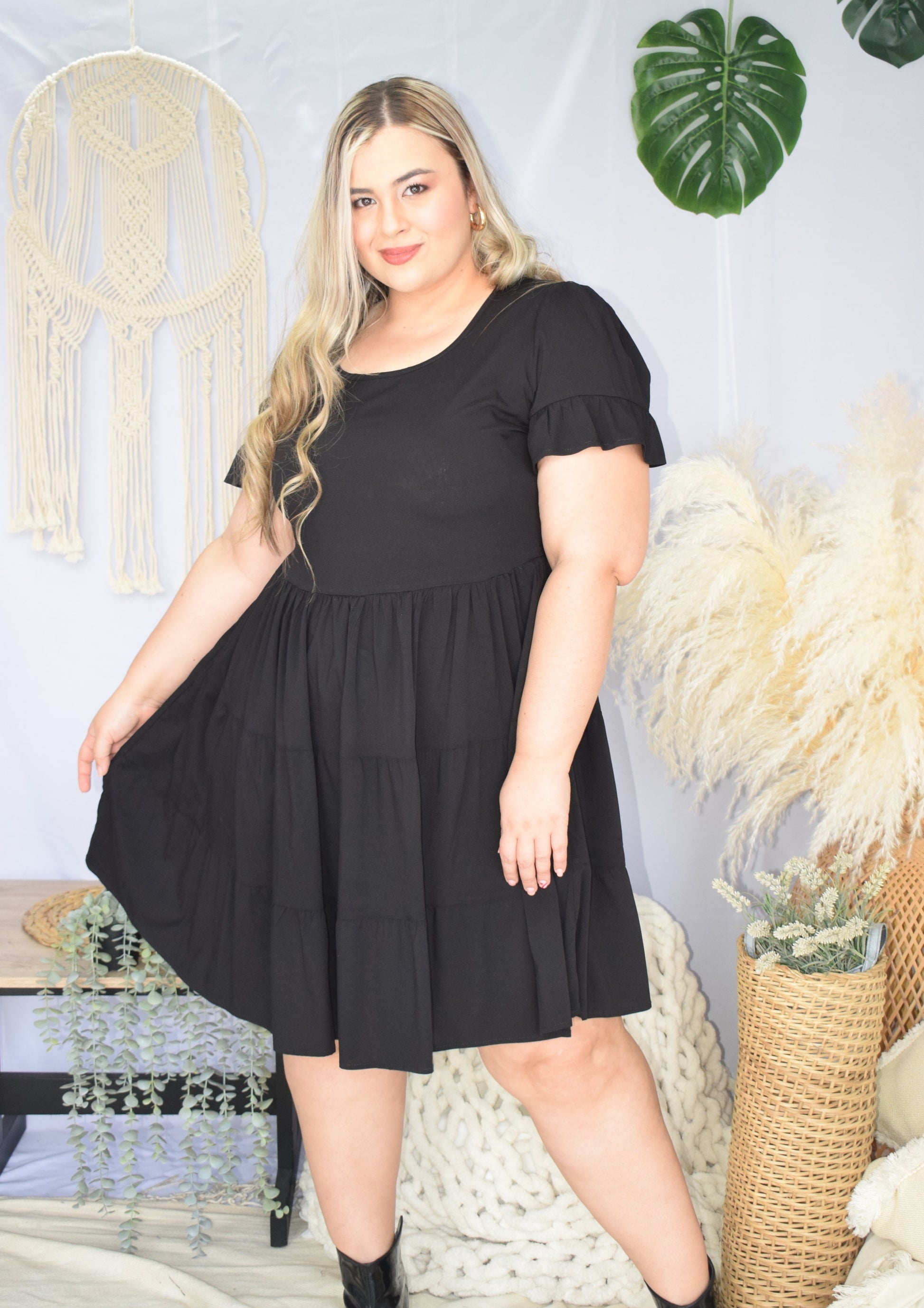 Vestido corto básico negro plus size - Áttika Klozet