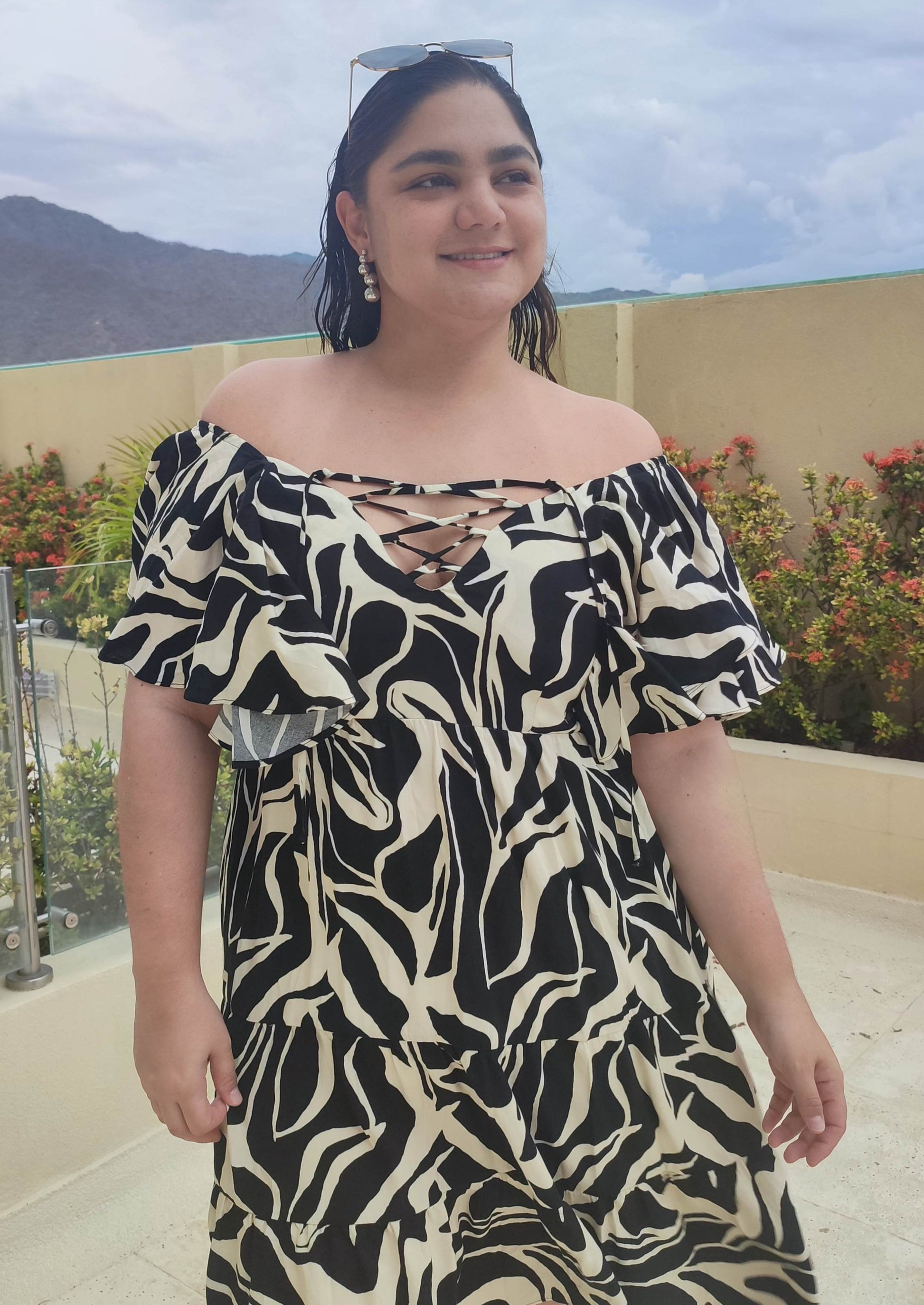 Vestido corto volantes negro plus size - Áttika Klozet