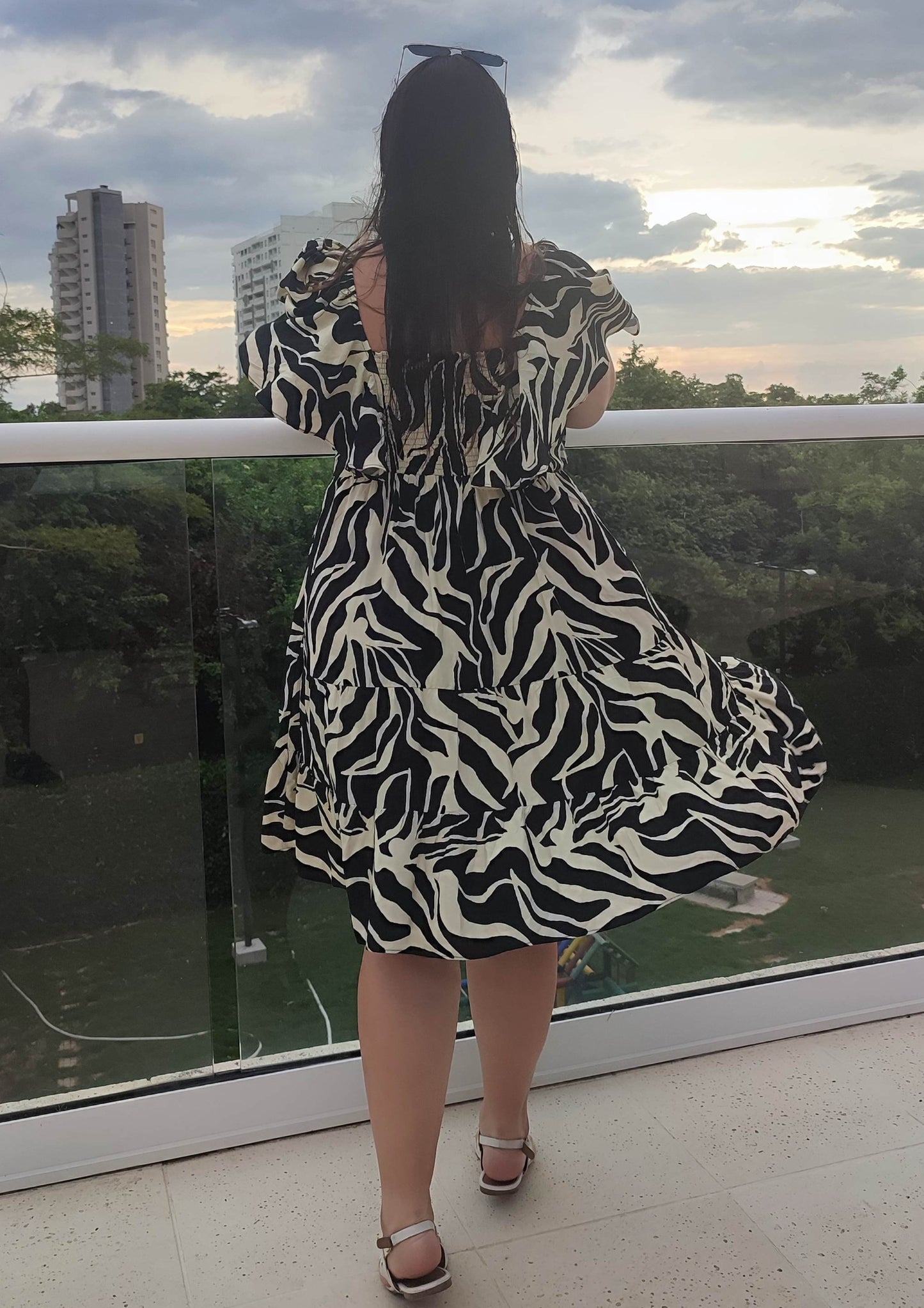 Vestido corto volantes negro plus size - Áttika Klozet