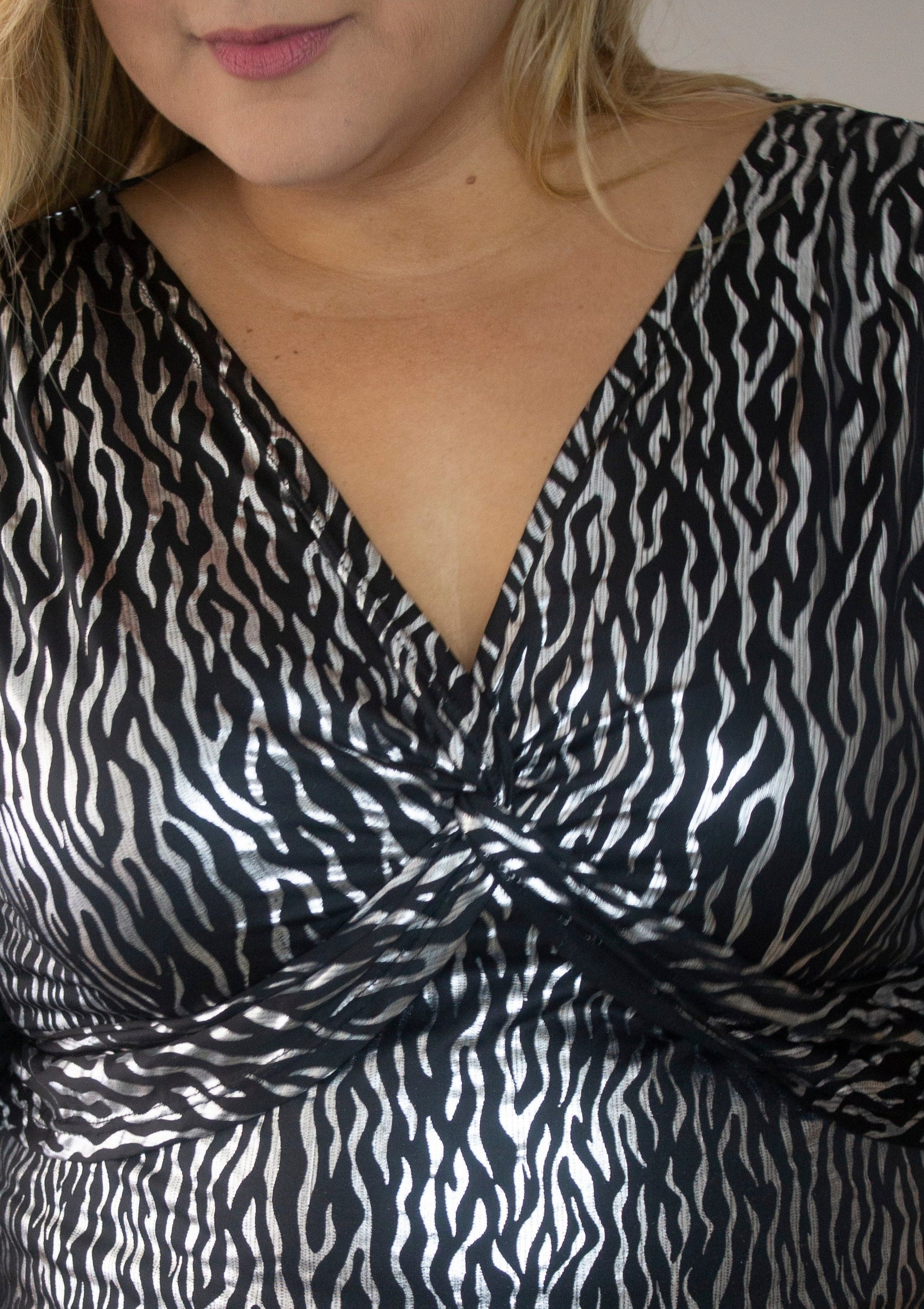 Camiseta nudo cebra negro brillo plus size - Áttika Klozet