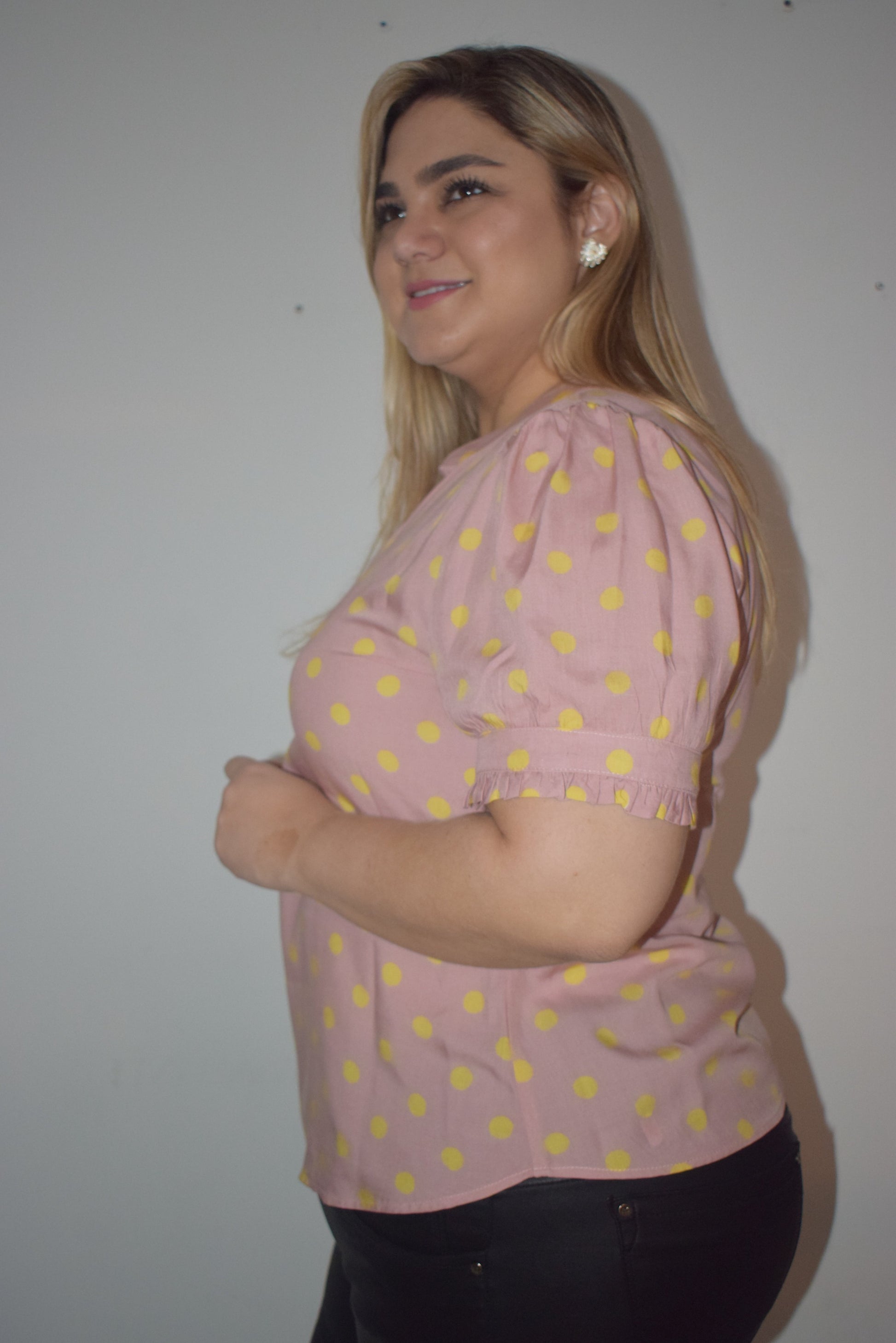 Blusa manga corta con ruches rosada estampada polka dots plus size - Áttika Klozet