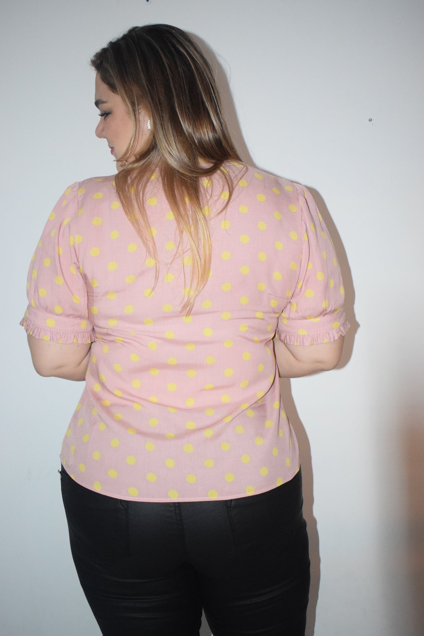 Blusa manga corta con ruches rosada estampada polka dots plus size - Áttika Klozet