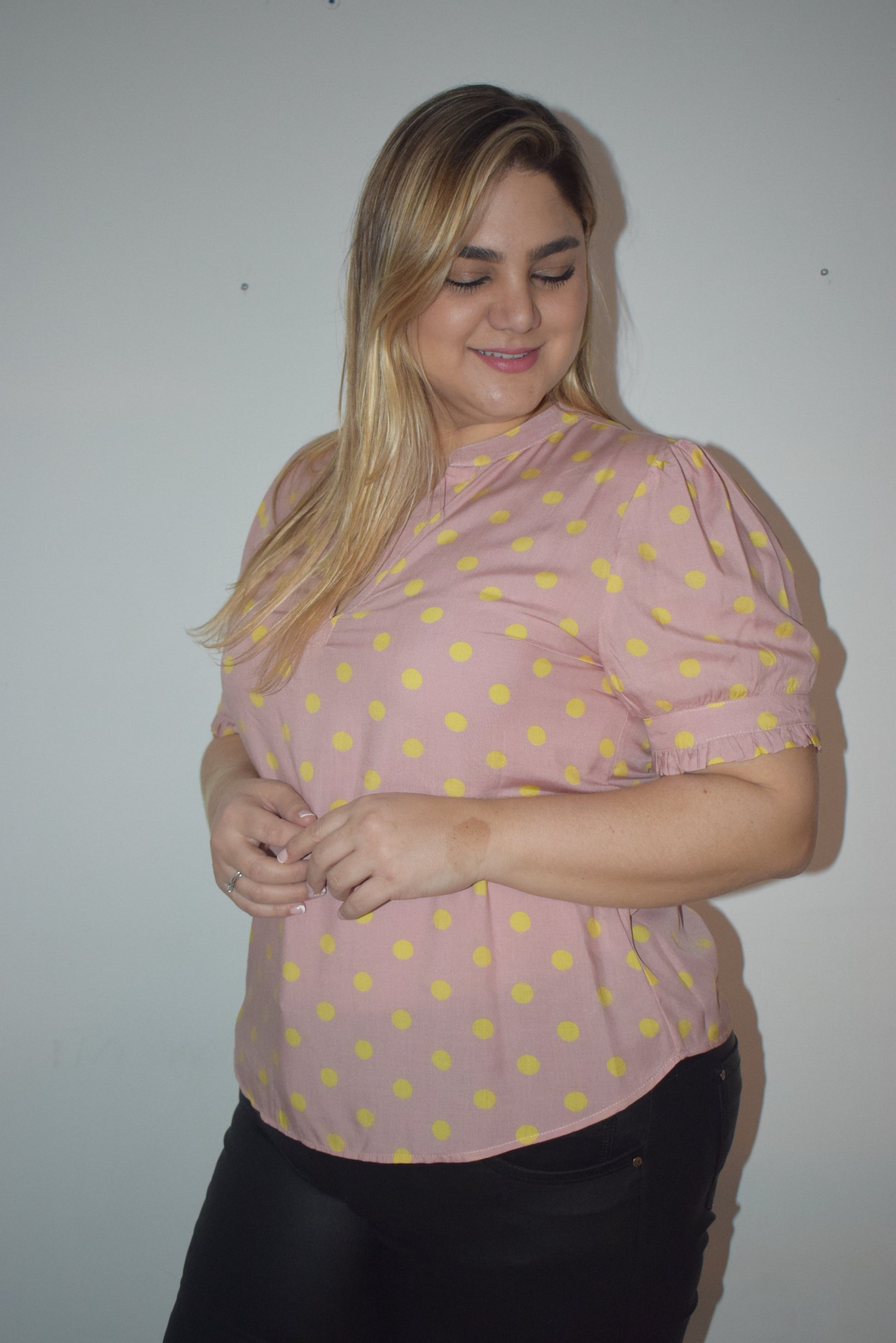 Blusa manga corta con ruches rosada estampada polka dots plus size - Áttika Klozet